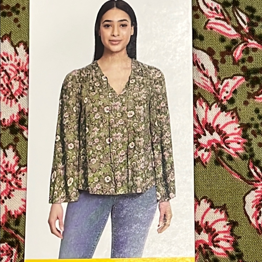 Jessica Simpson Women’s olive green floral vneck blouse with flared sleeves